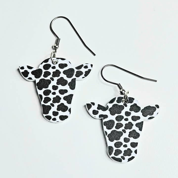 Boucles d'oreilles en forme de vache noire et blanche avec hameçons en acier inoxydable pour la vente par Jedi Woods LLC