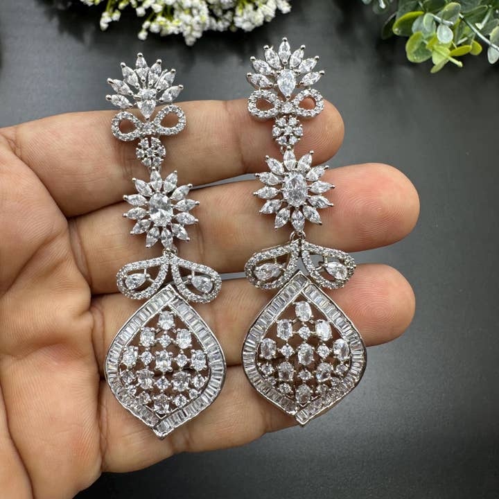 Silberne Kristall-Tropfen CZ Braut-Statement-Ohrringe für den Großhandel von Vastrabhushan