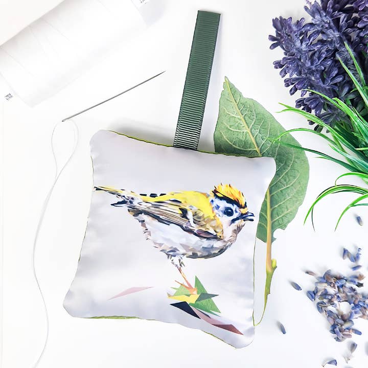 Sachet design roitelet fait main | Lavande séchée anglaise pour la vente par Louise Jennifer Design