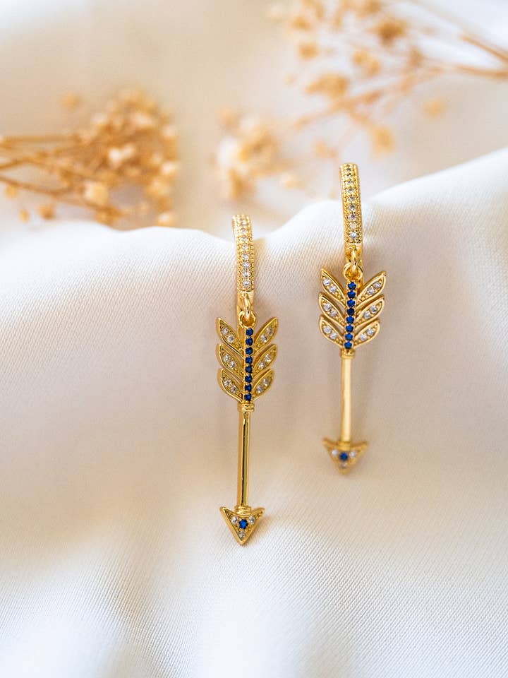 Gouttes de Saphir Flèche pour la vente par Rox & Lily