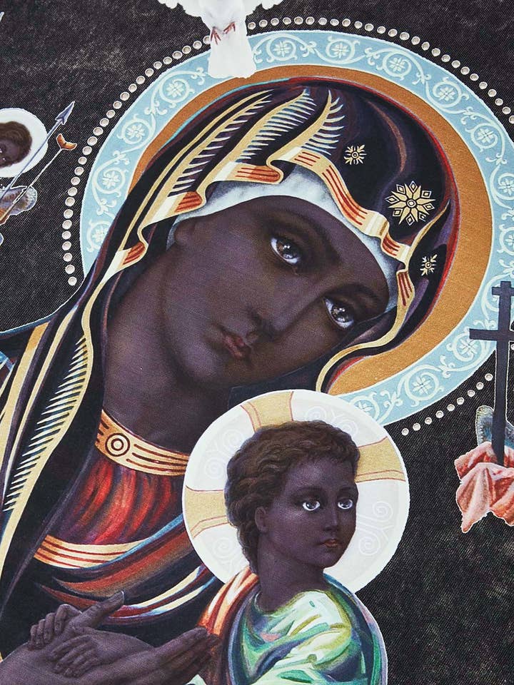 NOISSEY – Engroshandel T-shirt med print - Unisex – HINDRINGER OG FARER© Sort Madonna og Børnefarve Four-farve7