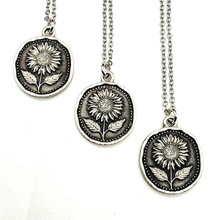 Collier Pendentif Fleur Éclairée par le Soleil – Médaillon Tournesol Argenté pour la vente par MergingMetals