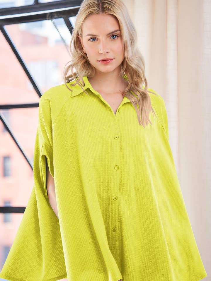 KURZES HEMDBLUSENOBERTEIL MIT FLIESSENDEM SAUM UND KNOPFLEISTE für den Großhandel von Davi & Dani