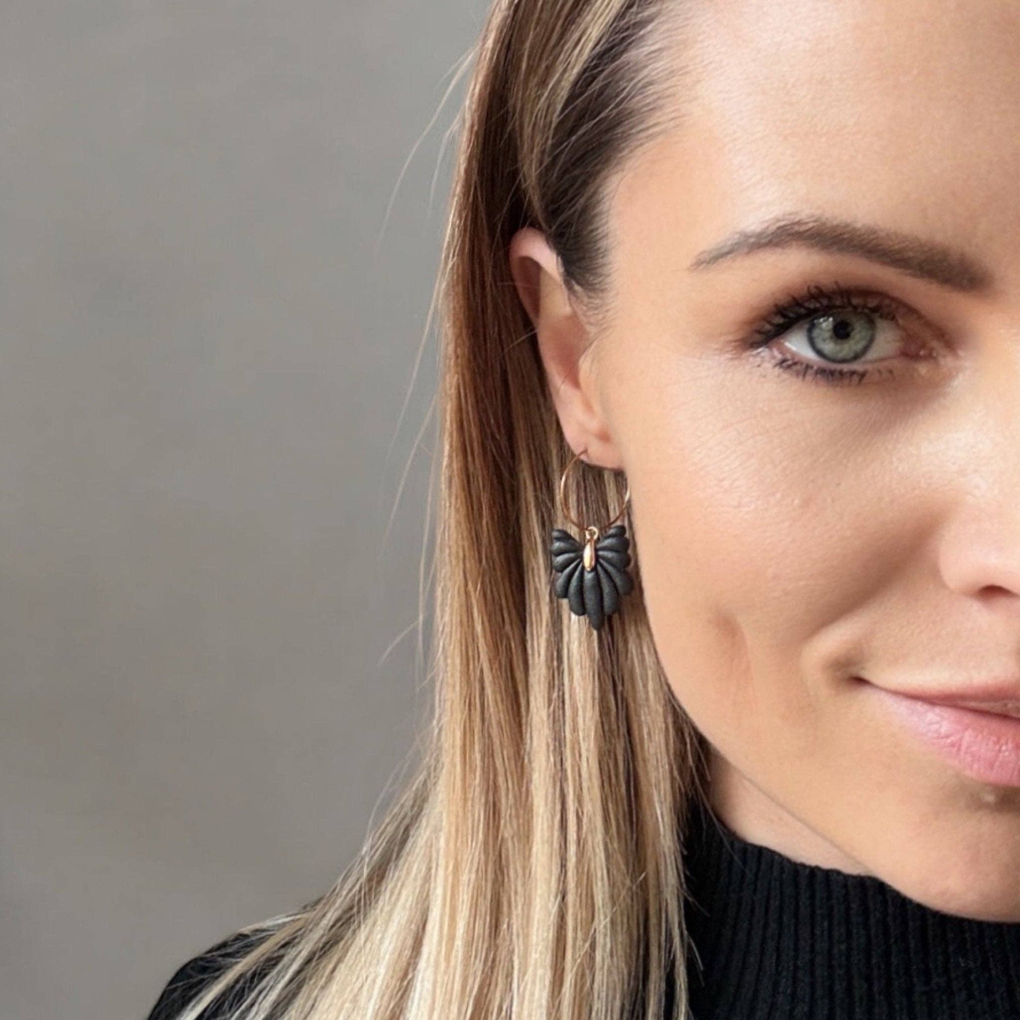 DUESTELLE ITALIA - Wholesale Hoop Earrings - SOLEIL BLACK HOOP - Black Flower Hoop Earrings2