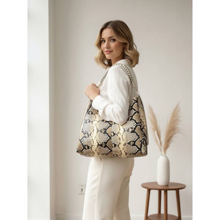 Kvinders ægte læder skuldertaske, fremstillet i Italien, art. 112707 for engroshandel hos Suie Valentini srl