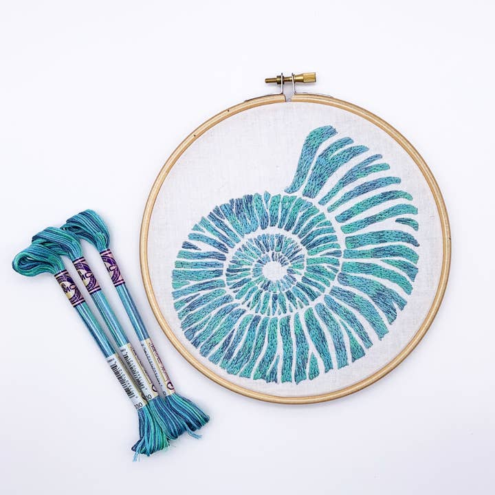 Kit Ricamo Ammonite per la vendita all'ingrosso da parte di Cinnamon Stitching