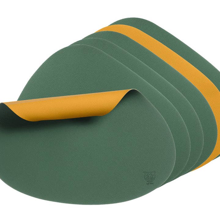 Set da tavola curvo reversibile - 6 pezzi - Pelle riciclata giallo senape e verde abete per la vendita all'ingrosso da parte di Björn