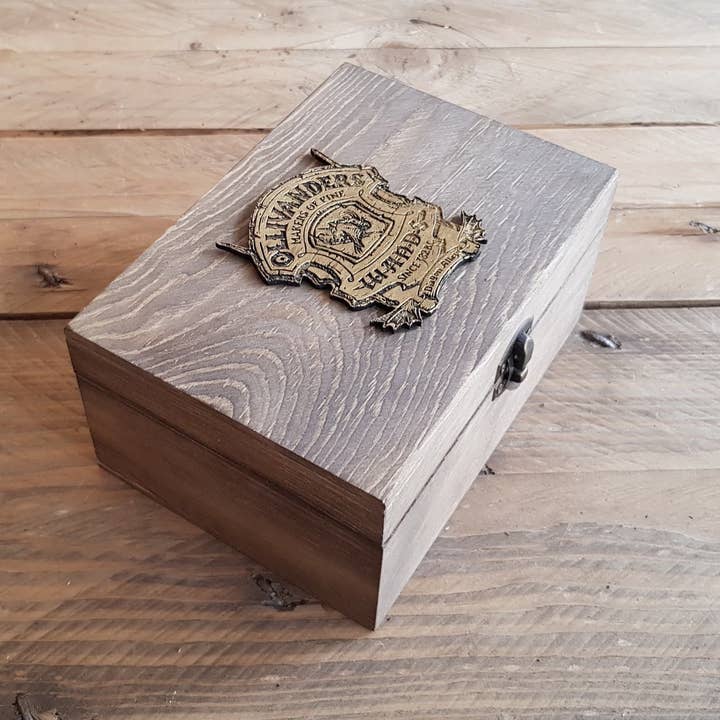 Outcast Props - Venta al por mayor Cajas decorativas - Caja de pociones de madera OLLIVANDERS.