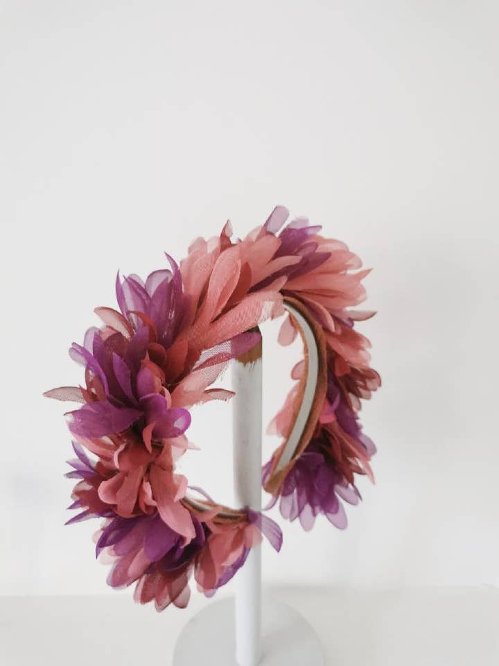 DAHLIE-STIRNBAND AUS GAZE für den Großhandel von CAPELLINA