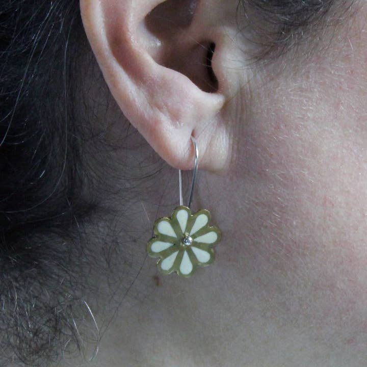 Plataica - Wholesale Dangle Earrings - Daisy Earrings in Brass and 925 Silver with White UV Resin1