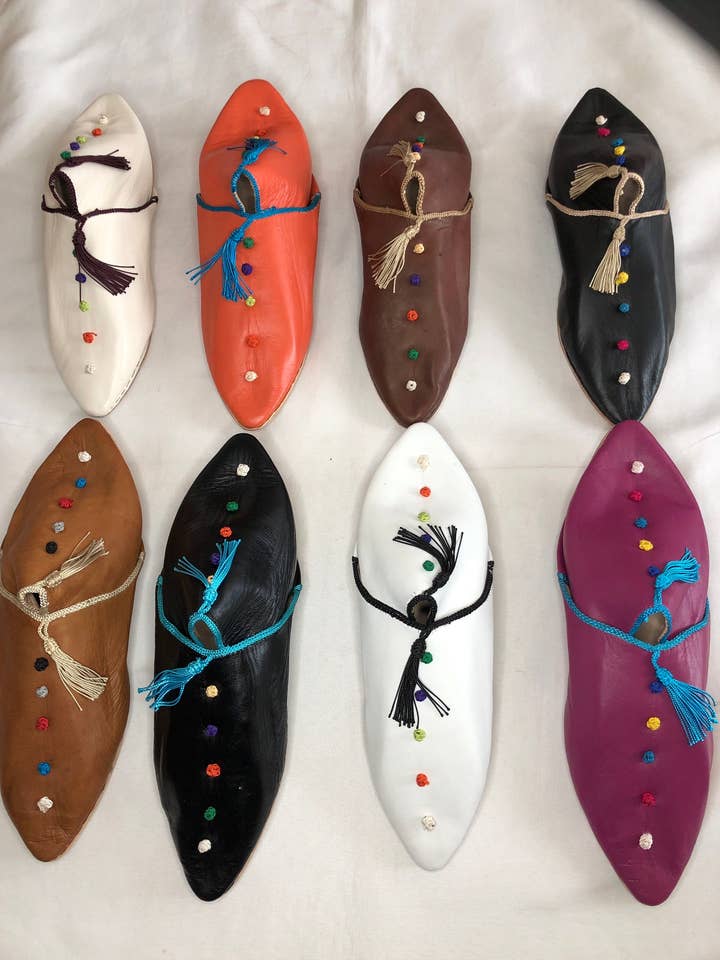 Babouche in pelle marocchina con nappe e pompon per la vendita all'ingrosso da parte di Marrakech Bazaar