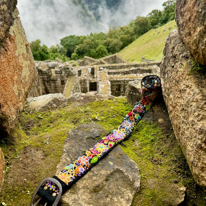 Madeline Parks® - Wholesale Riem - Dames - Zwarte met de hand geborduurde riem met bloemen1