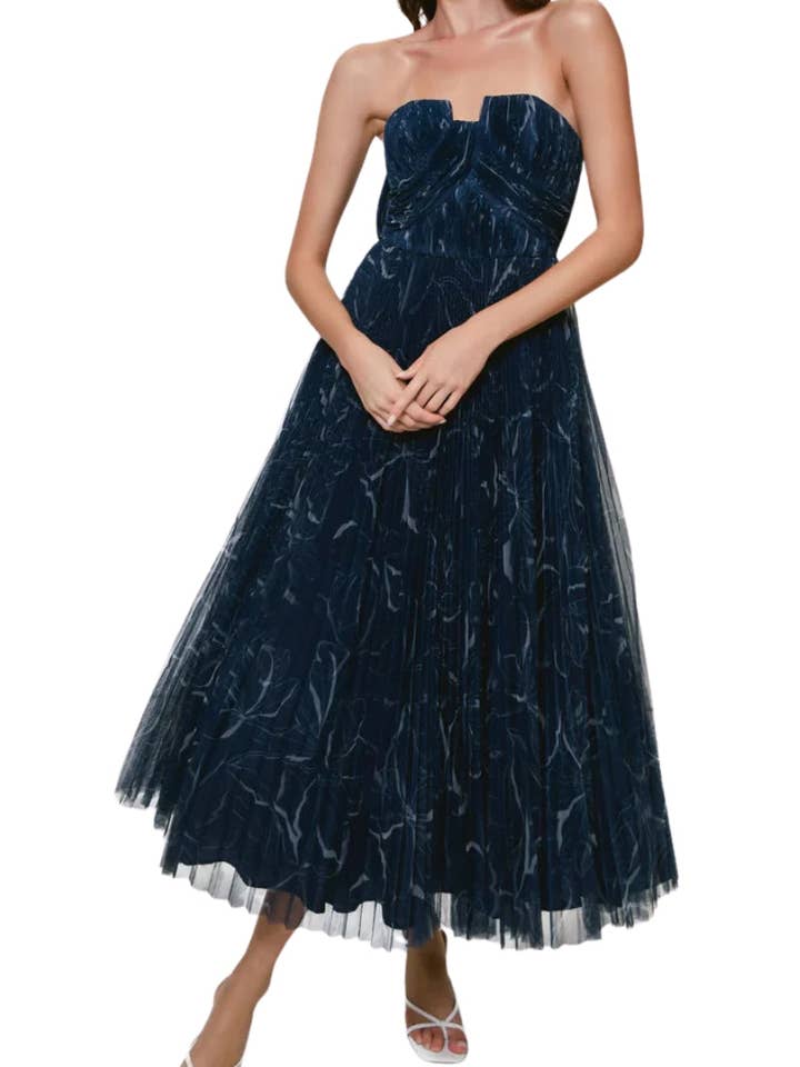 Abito lungo a pieghe con corpetto scolpito con scollo a cuore, chiusura con cerniera, vita impero, gonna a fisarmonica svasata e senza spalline in rete Hutch Corene. per la vendita all'ingrosso da parte di Immediate Apparel