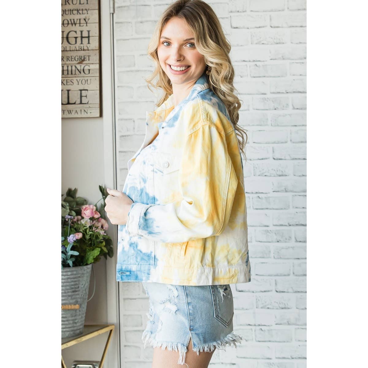 Bianco/Giallo Giacca in denim da camionista classica con stampa tie-dye in vendita all'ingrosso su Faire8