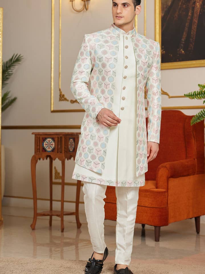 Costume indo-western en soie d'art crème avec longue kurta, veste et pantalon pour homme pour mariage - Broderie au fil pour la vente par HATKE BRIDE