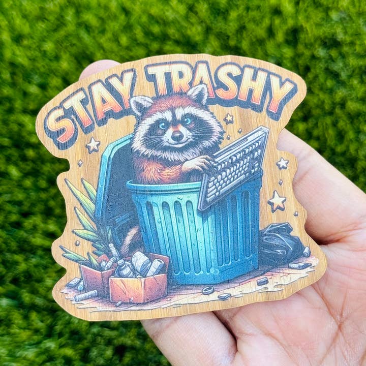 Adesivo in legno di bambù «STAY TRASHY», sarcastico/umoristico per la vendita all'ingrosso da parte di AFK Design Co