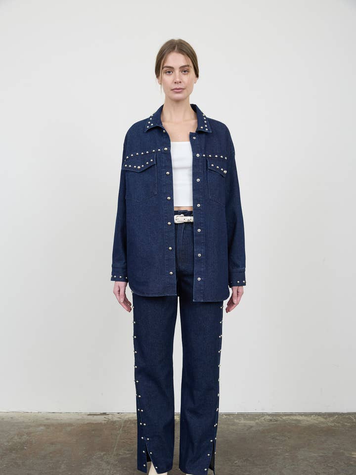 SURCHEMISE EN JEAN AVEC DÉTAILS DE BOUTONS EN BAS pour la vente par Moon River