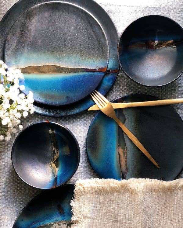 Los Artisans - Vendita all'ingrosso Piatto - Piatto da cena nero con sfumature blu e striscia dorata metallica6