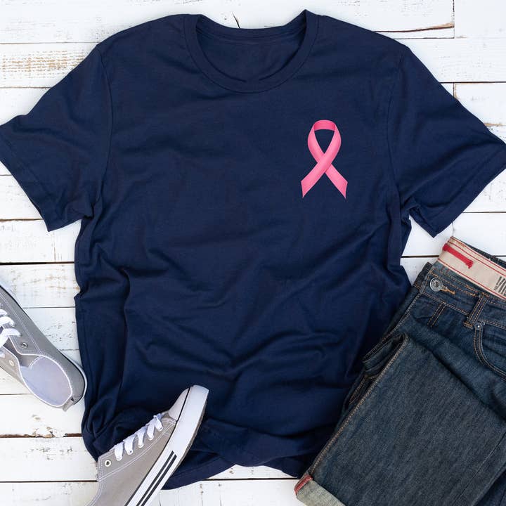 T-shirt graphique à ruban rose pour la vente par KM Clothing