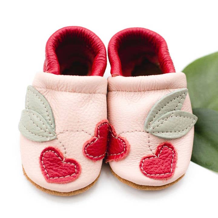 Chaussures pour bébés et mocassins pour tout-petits en cuir rose cerise sur fond rose pour la vente par Starry Knight Design
