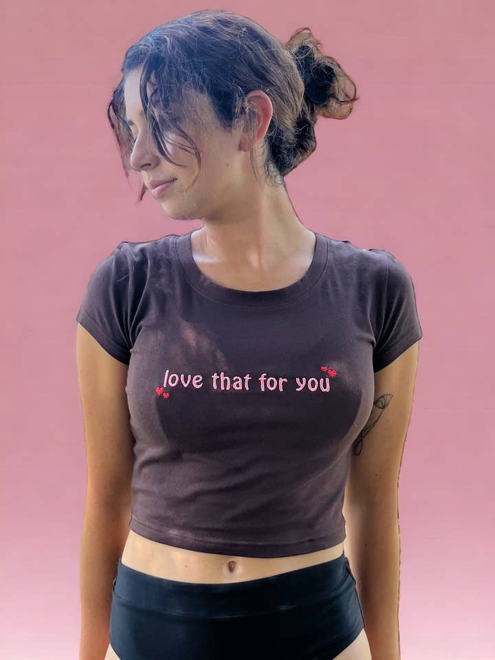 Top Curto Bordado "Adoro Isso Para Ti" por atacado de Totally Iced Out