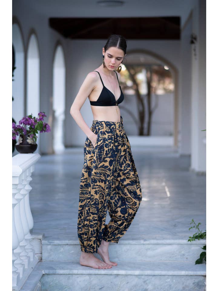 Laluzza S.L. – wholesale Pants – Women's – Stylish Harem Pants in Navy-Beige Print