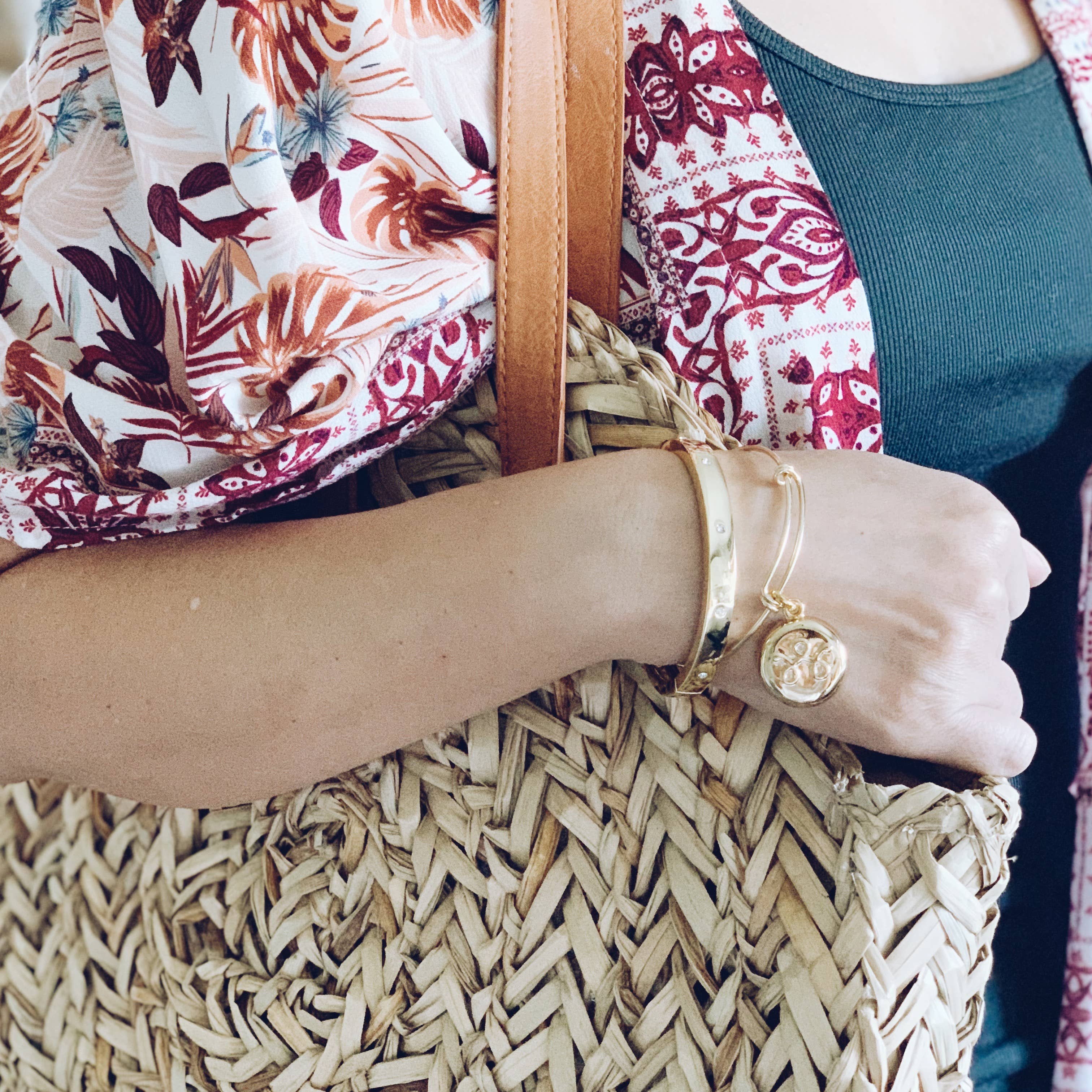 invisaWear - Wholesale Bangle Bracelet - Gold Expandable Bracelet4