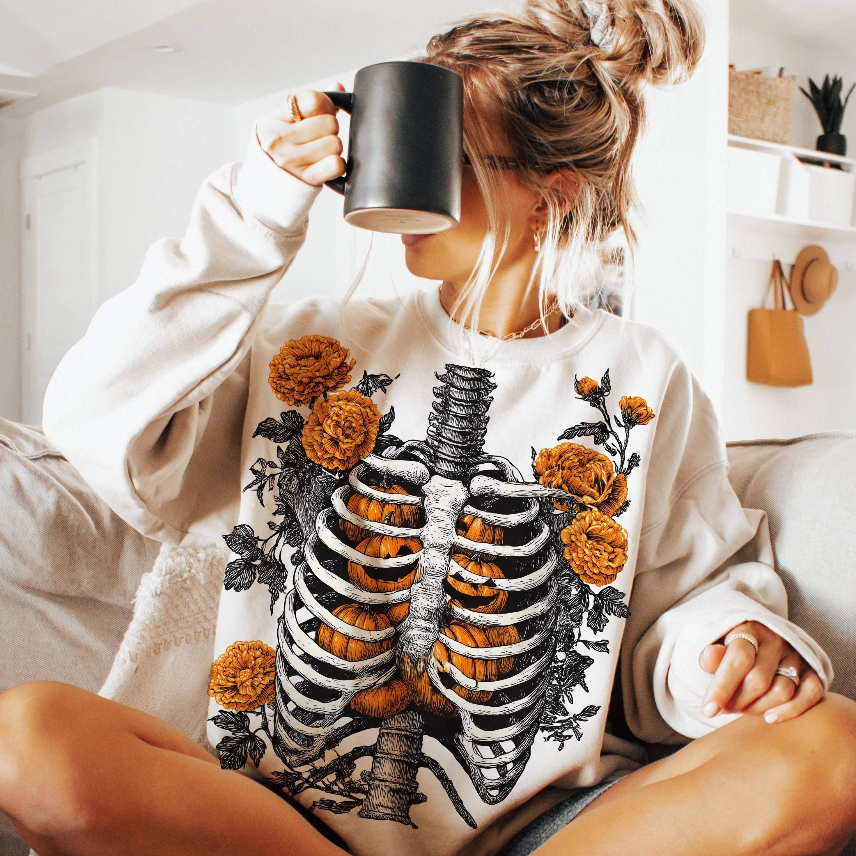 NVC Ecommerce LLC – T-shirt gráfica - Mulher por atacado – Camiseta de Abóboras com Caixa Torácica Floral, Sweatshirt de Outono com Esqueleto0