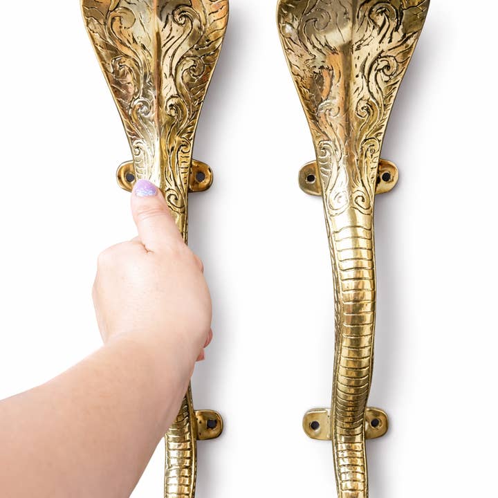 Ensemble de poignées de porte Cobra pour portes doubles – paire de tirants d’entrée en laiton massif en forme de serpent, quincaillerie de porte d’entrée de luxe pour la vente par Ubud Glass
