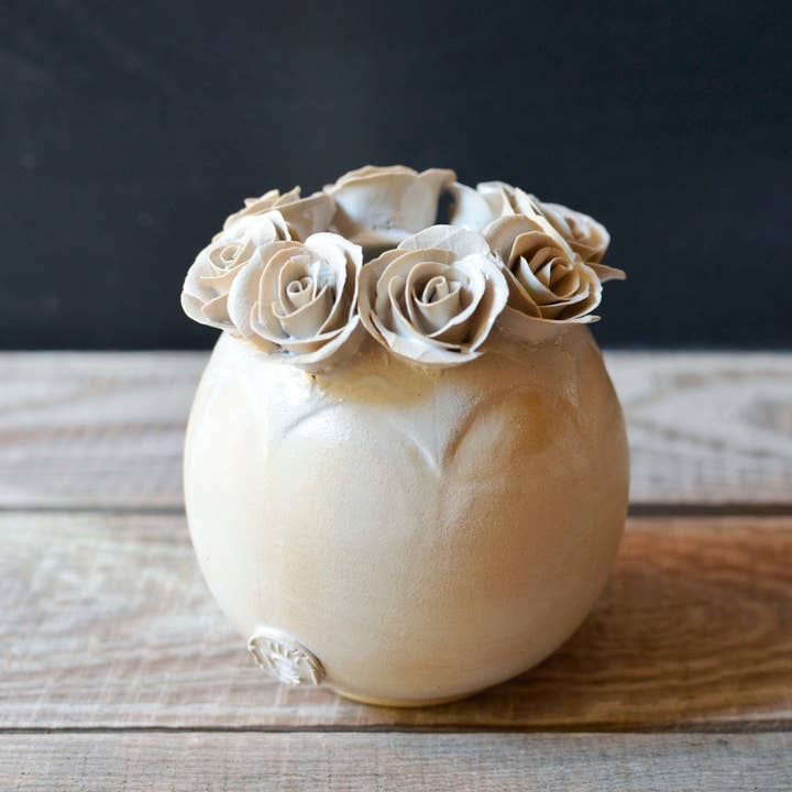 Romantic spherical white vase with yellow base for wholesale by L'Officina