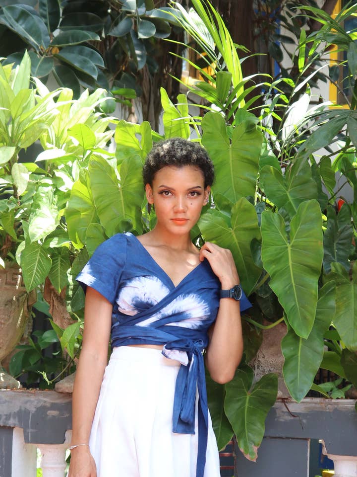 BLUSA CRUZADA AZUL TEÑIDA A MANO | CAMISA DE ALGODÓN ARTESANAL CON TOP CORTO ÍNDIGO para venta al por mayor de BATIK BOUTIK