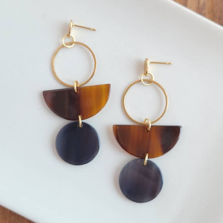 Wren Oorbellen - Walnoot & Zwart // Sieraden, Herfst voor wholesale door Spiffy & Splendid