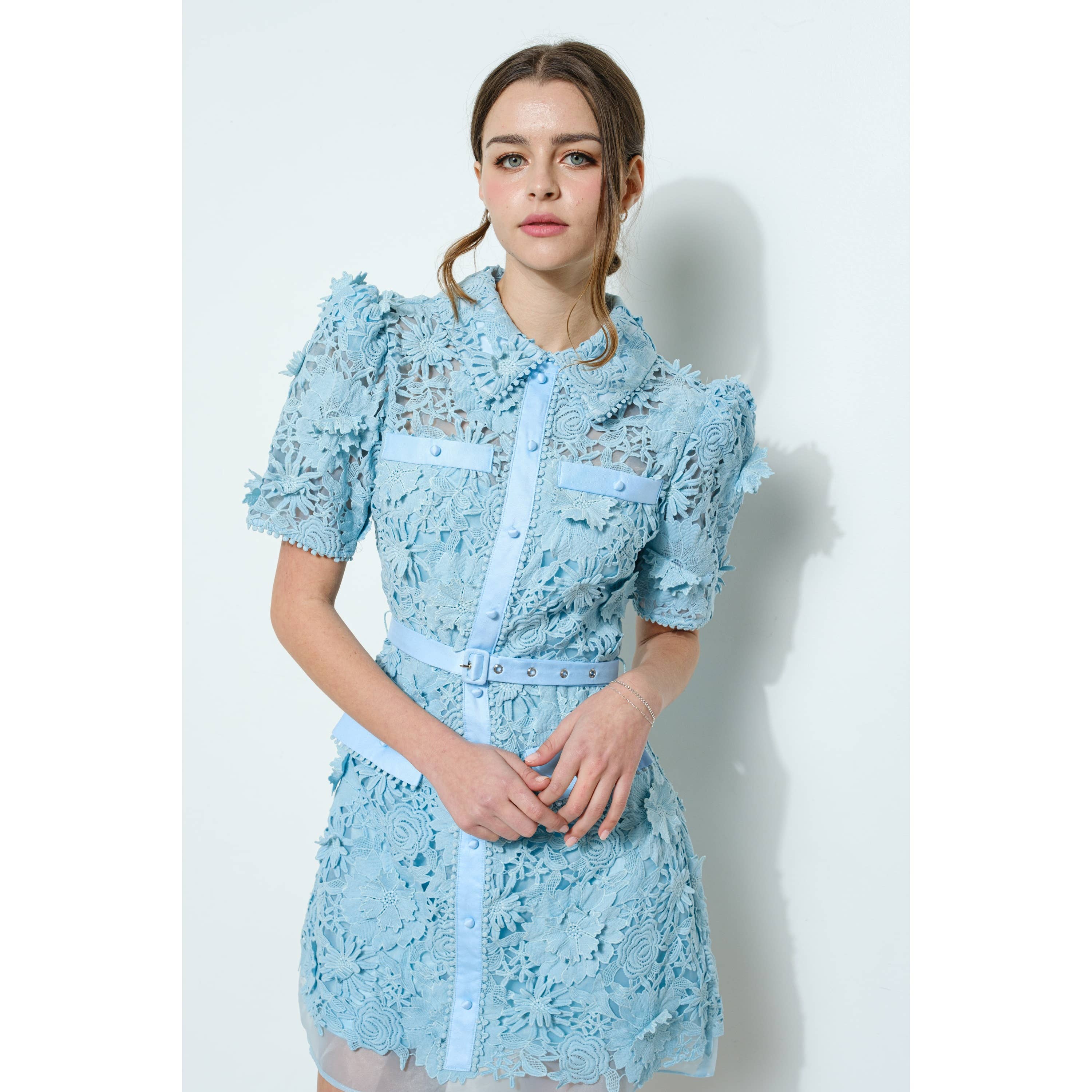 INA – Engroshandel Kjole - Dame – Kort pufærmet blomstret blonde minikjole med bælte16