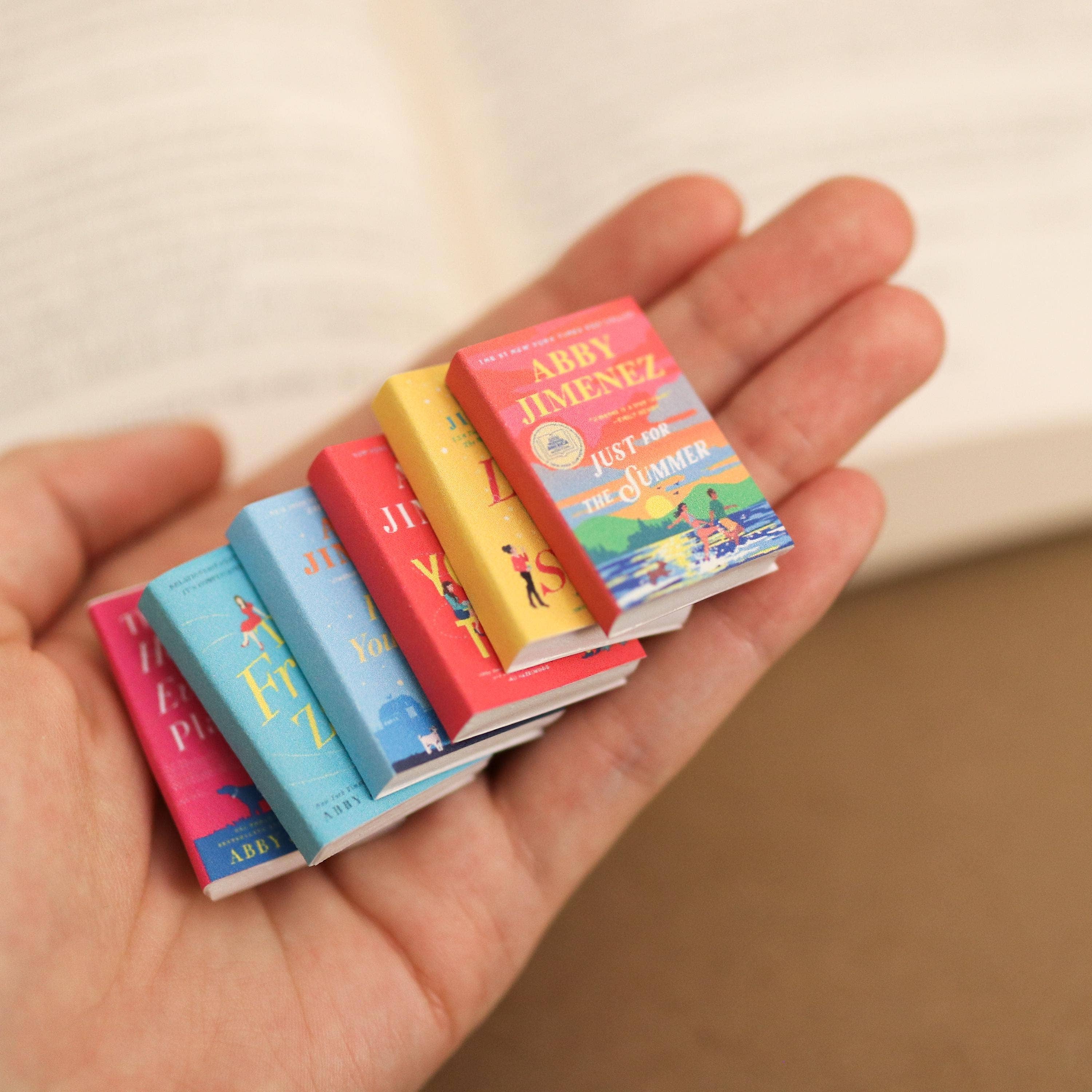 The Sticker Shop – Engroshandel Pyntefigur – Håndlavet Mini Abby Jimenez Bog Sæt På 6 Til Sommerromantik9