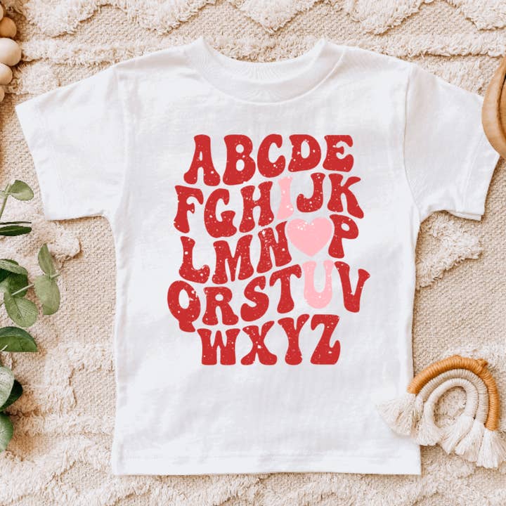 T-shirt ABC I Love You pour la Saint-Valentin pour enfants et jeunes pour la vente par AvaryMaeInspirations