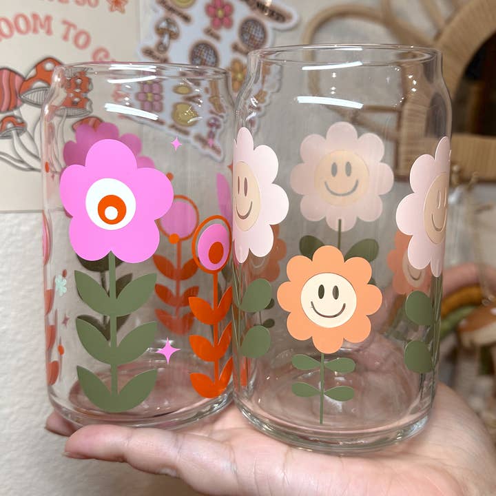 Floral retrô | rosto sorridente | copo de vidro com flores por atacado de amarieacreates