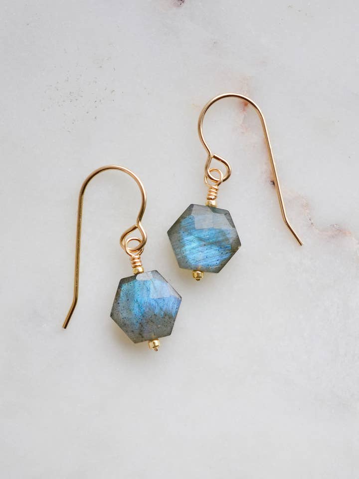 Hexagon-Labradorit-Ohrhänger für den Großhandel von GEMNIA