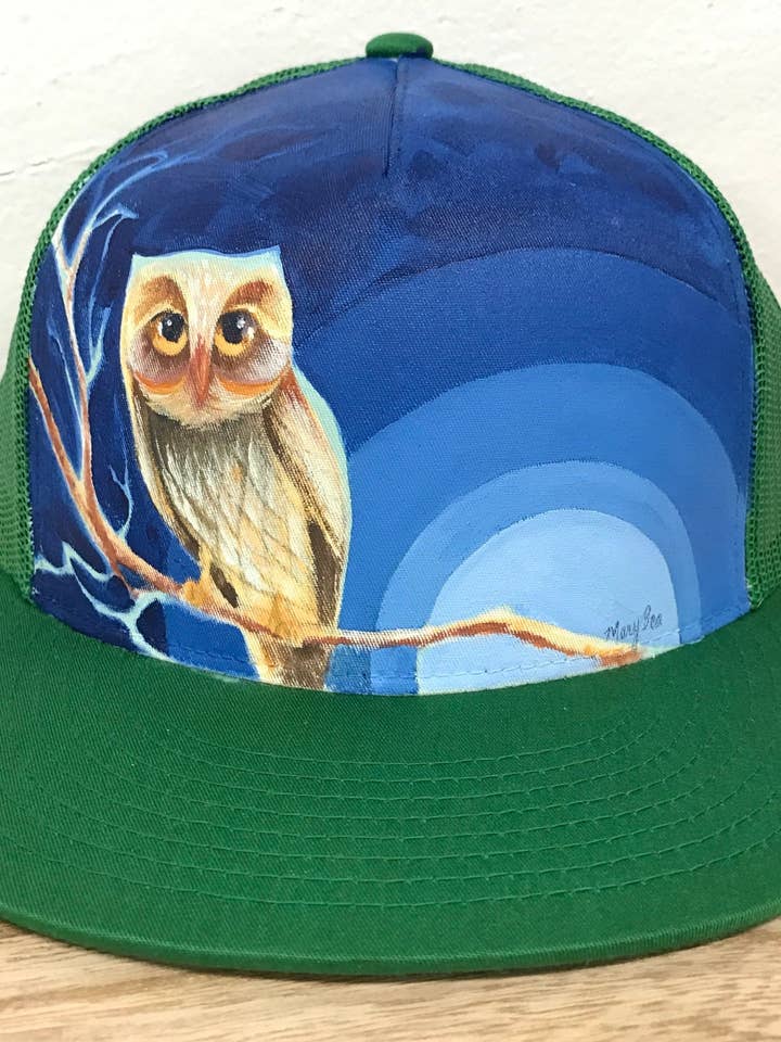 Casquette de camionneur « Hibou » peinte à la main sur fond vert pour la vente par Mary Bea Art