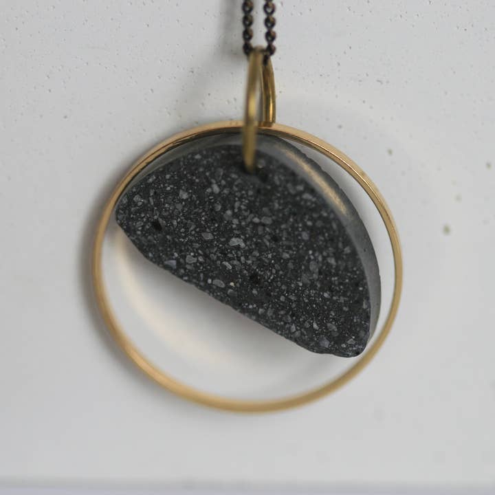 Minimalistisk beton og messing halskæde for engroshandel hos Kaiko Studio