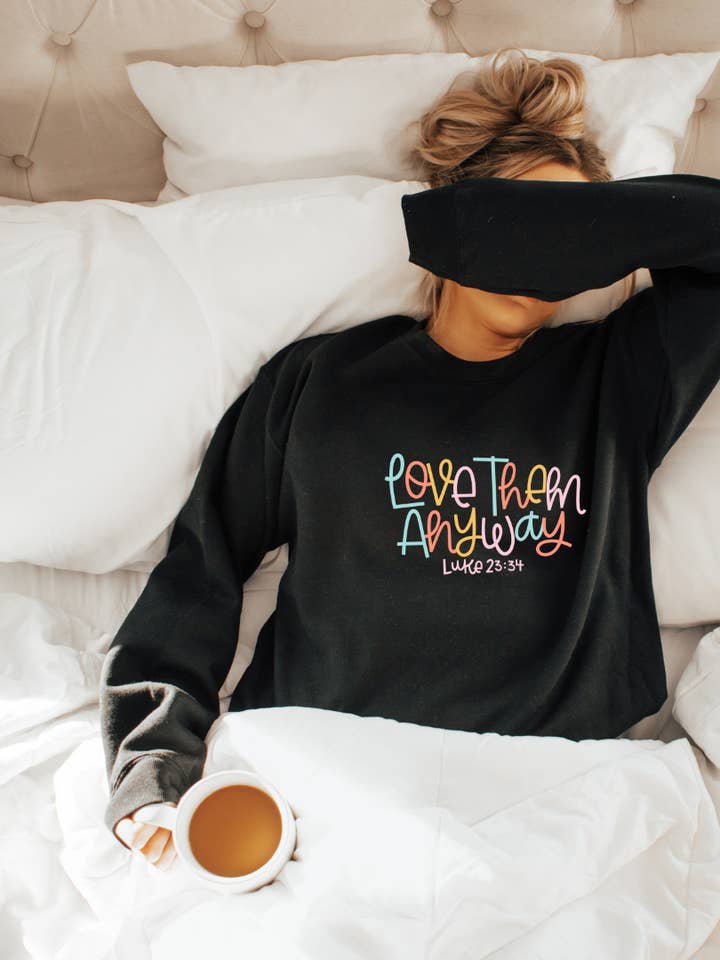 Elsk dem alligevel grafisk crewneck for engroshandel hos Sparkle and Peony