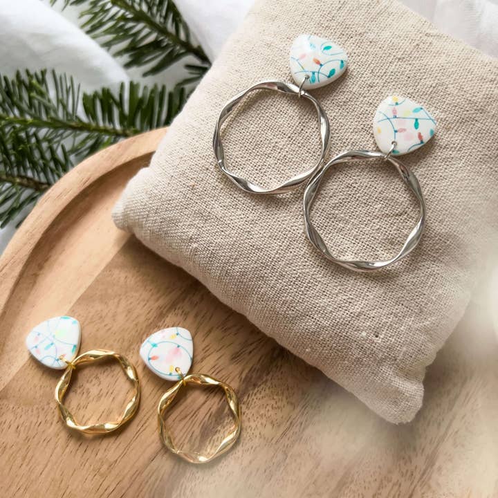 Boucles d'oreilles festives Col E ✦ avec anneaux torsadés pour la vente par KLAEI DESIGN STUDIO