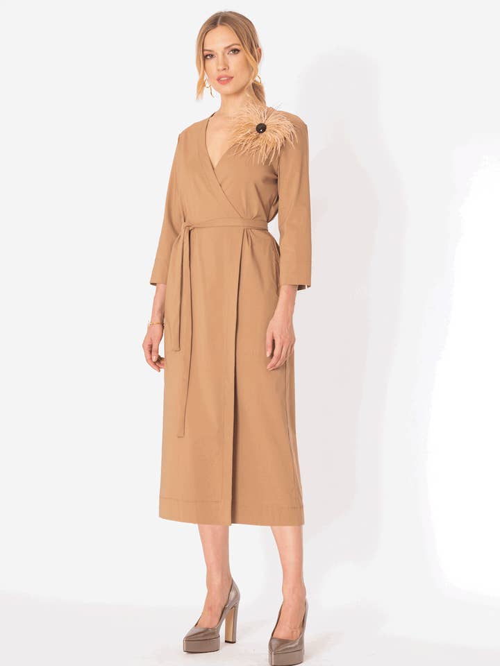 Omslagskjole med fjerbrosje 66% viskose, 30% polyamid, 4% elastan for engroshandel hos Siste's S.p.A.