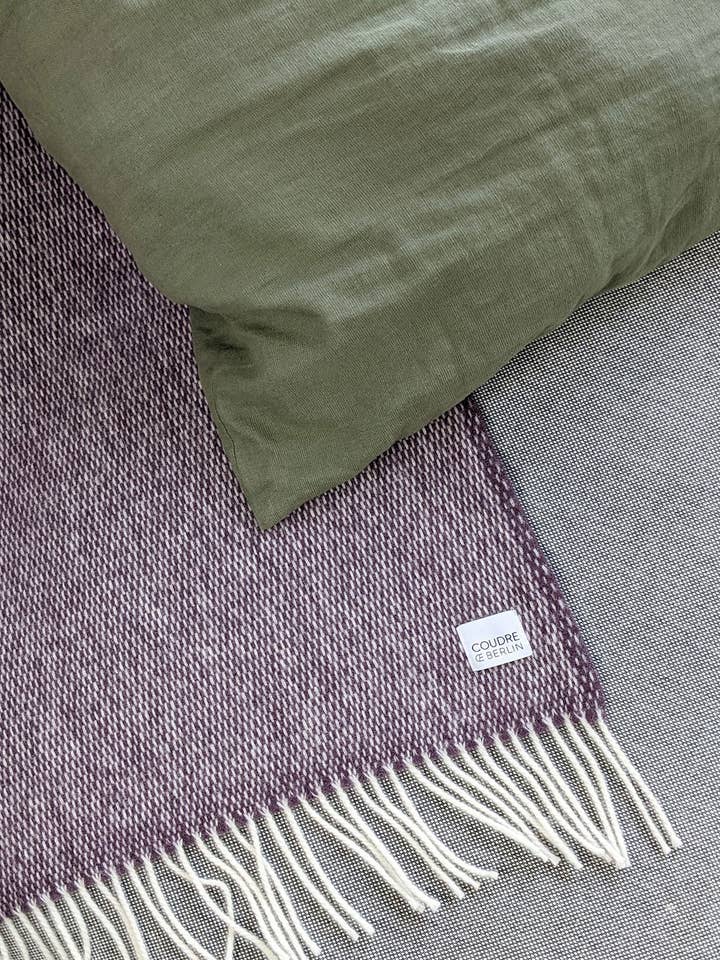 Coperta in lana prugna con punto festone per la vendita all'ingrosso da parte di Coudre Berlin