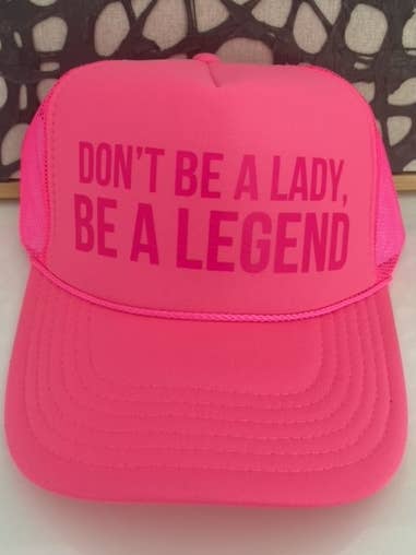 Wees geen dame - Neon Pink Trucker voor wholesale door Arnie + Ollie