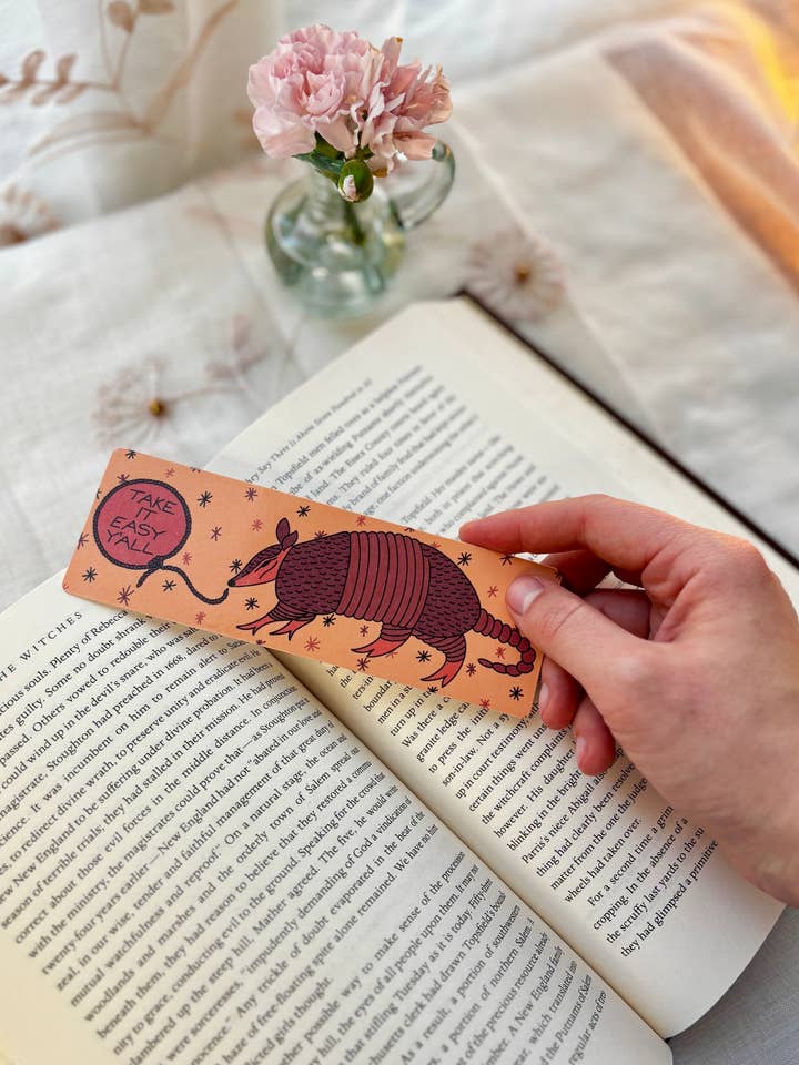 Ta det lugnt, ni alla Texas Bältdjur Bokmärke – 5x15 cm för wholesale av Petrichor & Co.