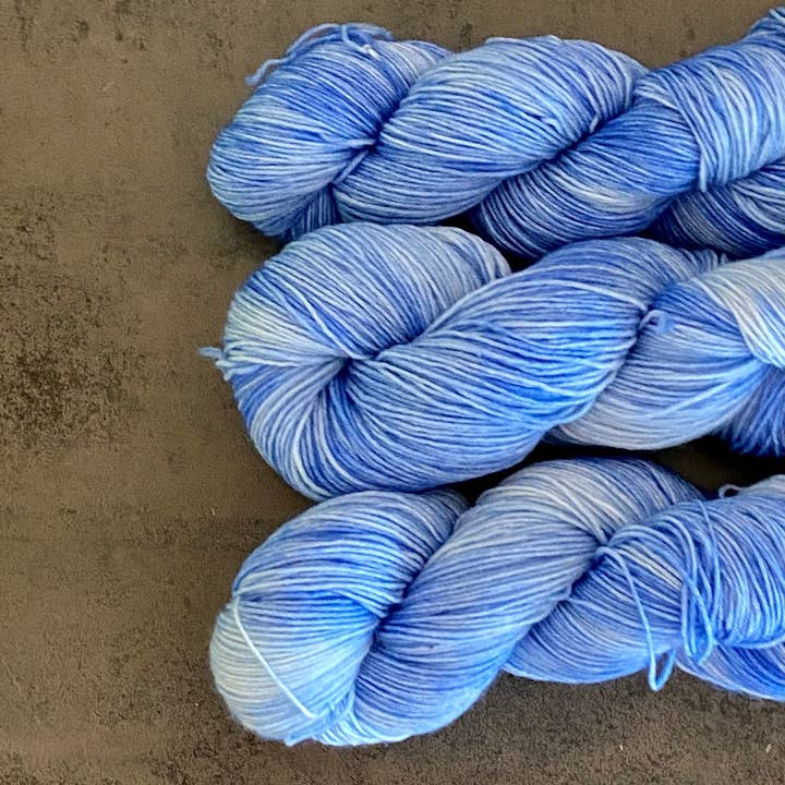 Die Wollwichtel - Vente Fils à tricoter - Laine teinte à la main 'Ice and Snow' en écheveau pour tricot et crochet4