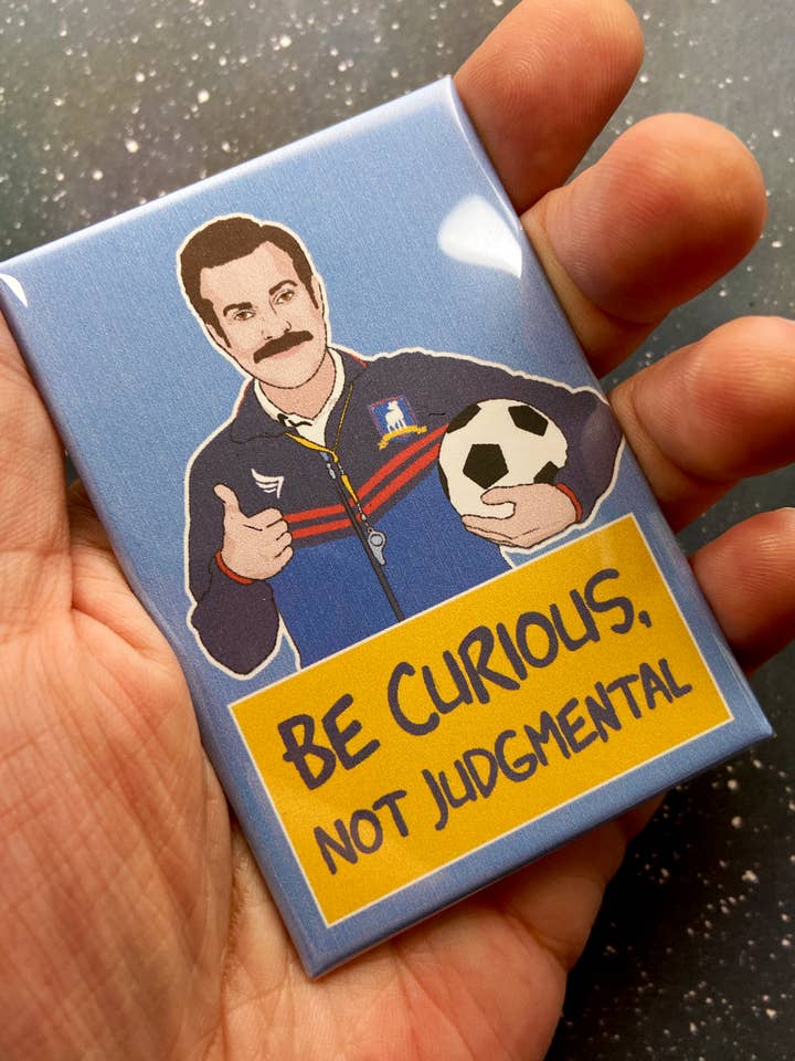 Calamita souvenir «Be Curious, Not Judgemental» Ted Lasso per la vendita all'ingrosso da parte di The Red Swan Shop