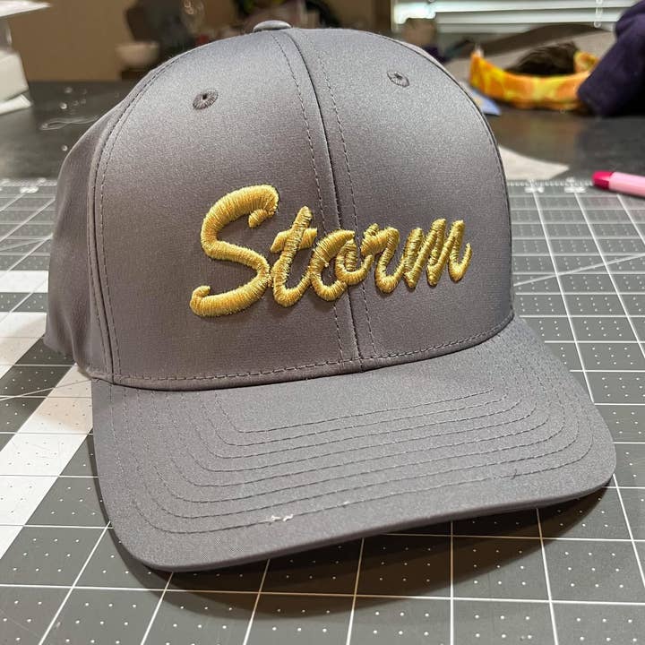 Grossist Puff Broderade Richardson-kepsar för wholesale av Rebellious Rose