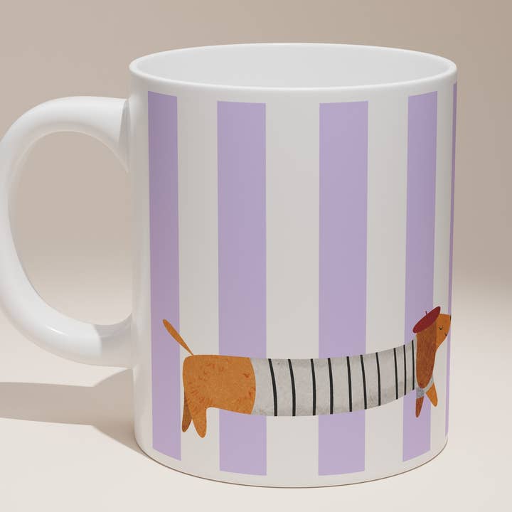 La Saucisse Parisienne Teckel Mok - Franse Stijl met Lila Strepen en Baret voor wholesale door Teckels Tales Travels