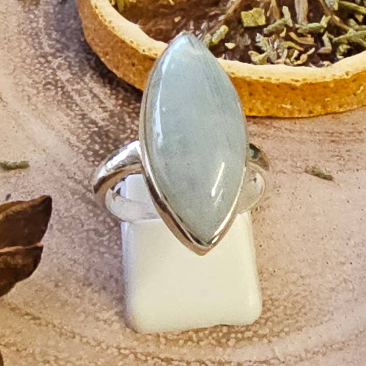 Anillo de plata de ley con piedra lunar azul - 7,41g - UK Q / US 8 para venta al por mayor de Crystal Cove Minerals
